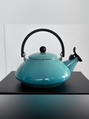 Le Creuset Zen Tea Kettle - Caribbean Blue